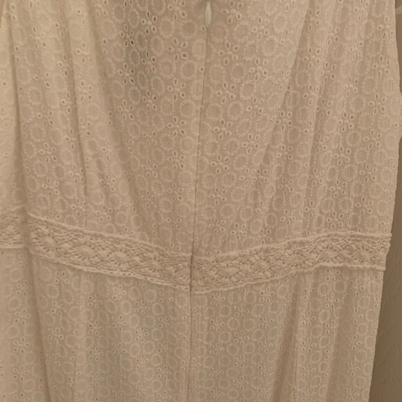 WHITE EYELET SUMMER DRESS, V-NECK, BY R & K ORIGINALS, NEW WITHOUT TAGS - Picture 9 of 12